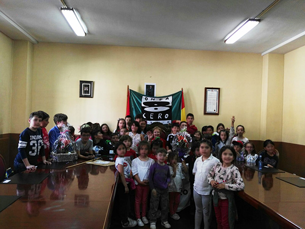 Ondas Radiofónicas desde Villafranca, con la locutora Yolanda Ordás y los alumnos del colegio Divina Pastora