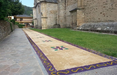 Foto de Villafranca se cubre con alfombras florales