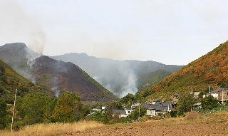 Foto de Un incendio con 4 frentes penetra en los valles de Teixeira y
