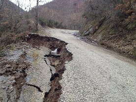 La carretera de Ancares entre Villar de Acero y Tejeira, desprendida