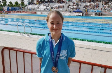 La villafranquina Gabriela Sánchez gana la medalla de bronce en el Campeonato de España de Natación