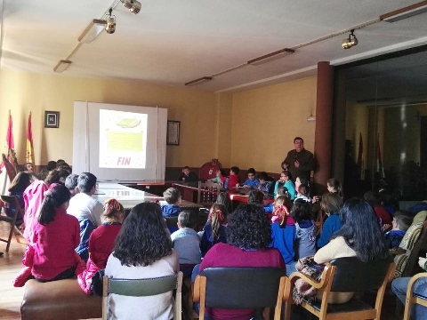 Los alumnos de la Divina Pastora con la Constitución el Ayuntamiento de Villafranca del Bierzo