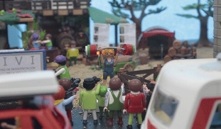 Lydia Valentín y Basurco convertidos en Playmobil en una recreación del Camino de Santiago que se muestra en Villafranca del Bierzo
