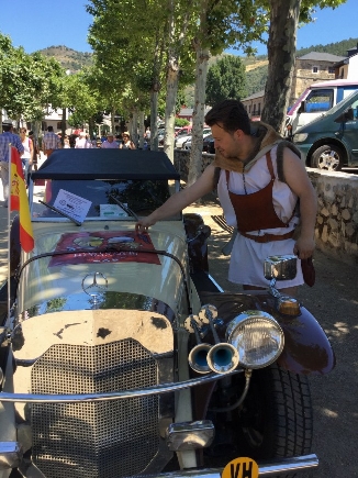 Astures, romanos y coches clásicos desfilan por Villafranca