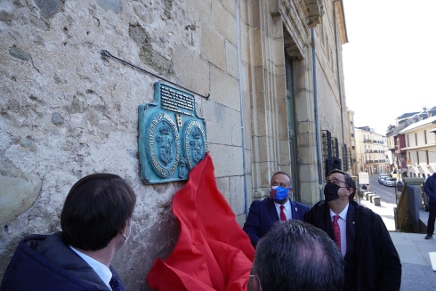 Foto de Una placa rinde desde hoy homenaje a la sede de la provincia del Vierzo en Villafranca