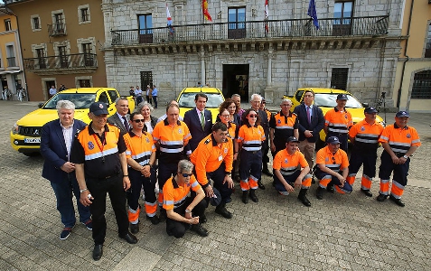 El consejero de Fomento entrega un vehículo a la agrupación de Protección Civil de Villafranca del Bierzo