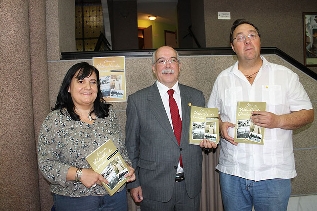 Francisco Ramos Lobato publica ‘Álbum de Valtuille de Arriba’, una “memoria histórica gráfica” de la localidad