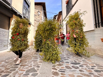 Foto de Los Maios vuelven a la vida en Villafranca del Bierzo para celebrar el fin del invierno