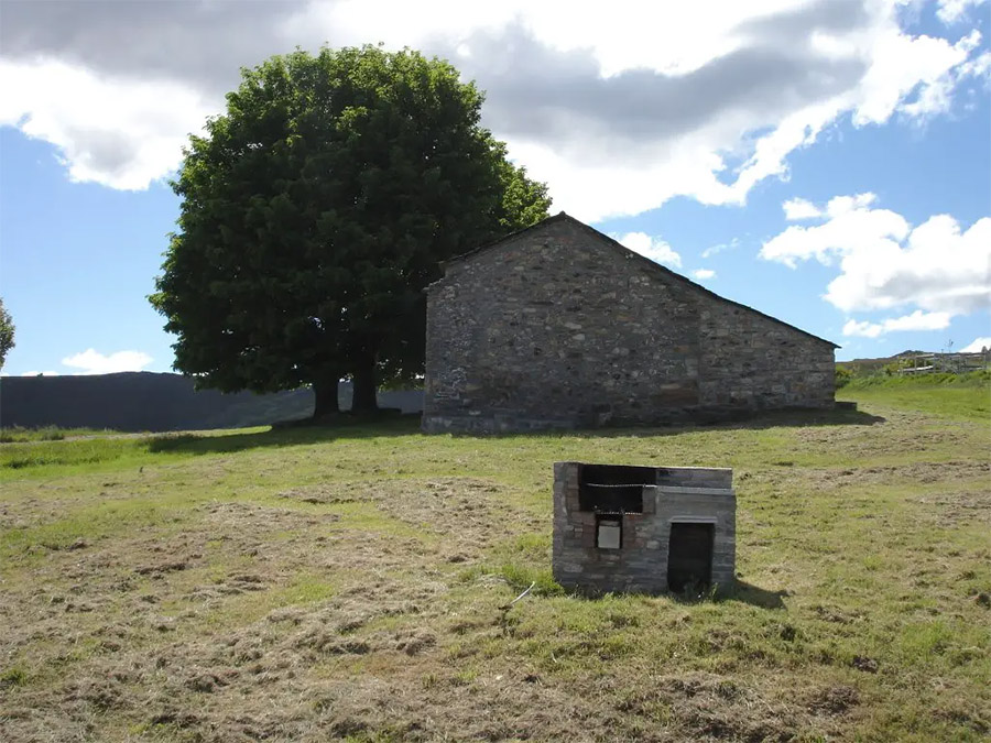 La ermita de Fombasallá se encuentra situada en los montes de Paradaseca